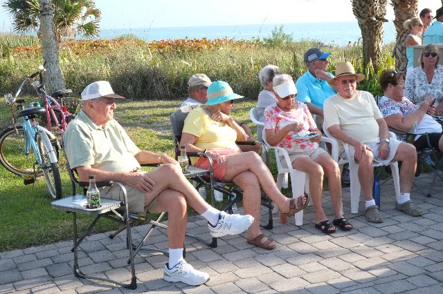 Time change party at the Tiki <br> Photos by Roger Cissa - Slide 16